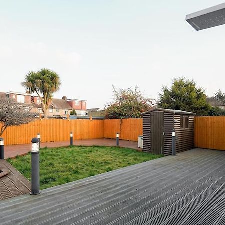 Beautiful 4 Bed Immaculate Condition Refurbished Property Romford Kültér fotó