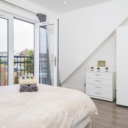Beautiful 4 Bed Immaculate Condition Refurbished Property Romford Kültér fotó