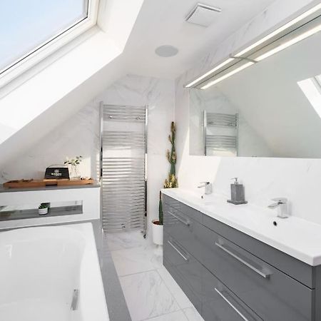 Beautiful 4 Bed Immaculate Condition Refurbished Property Romford Kültér fotó