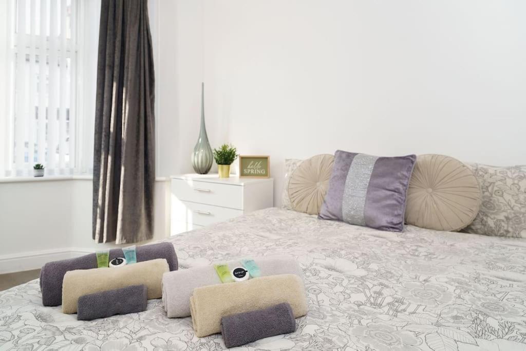 Beautiful 4 Bed Immaculate Condition Refurbished Property Romford Kültér fotó