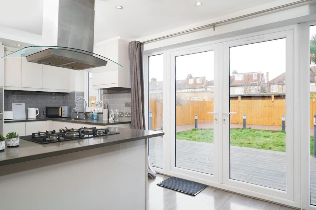 Beautiful 4 Bed Immaculate Condition Refurbished Property Romford Kültér fotó