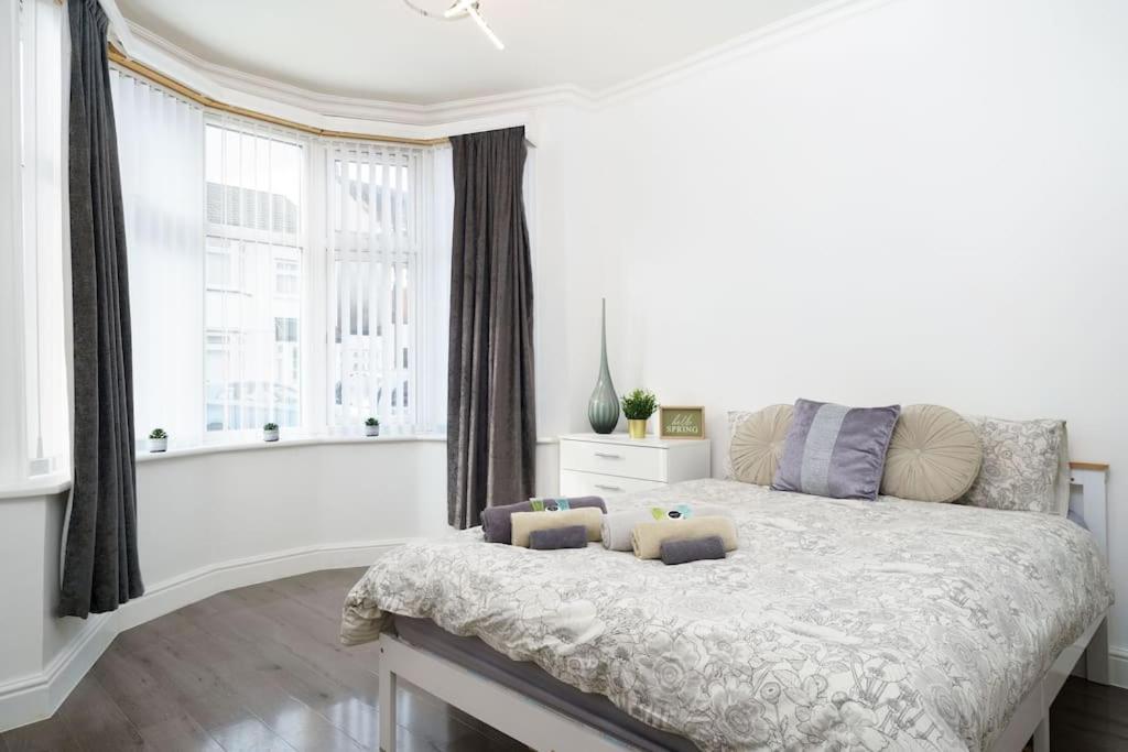 Beautiful 4 Bed Immaculate Condition Refurbished Property Romford Kültér fotó