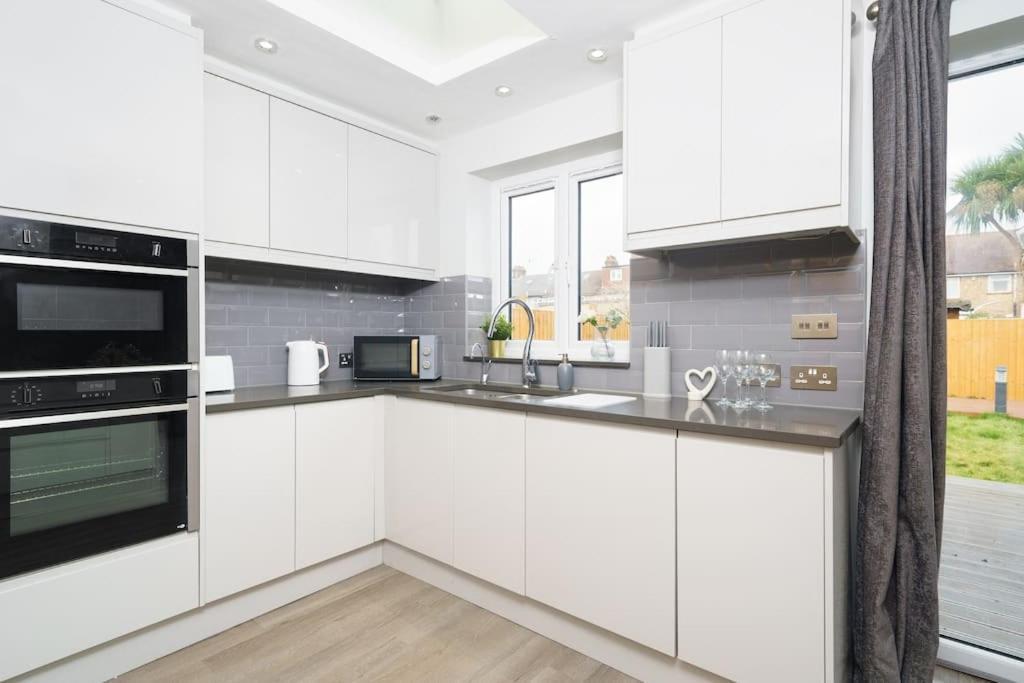 Beautiful 4 Bed Immaculate Condition Refurbished Property Romford Kültér fotó