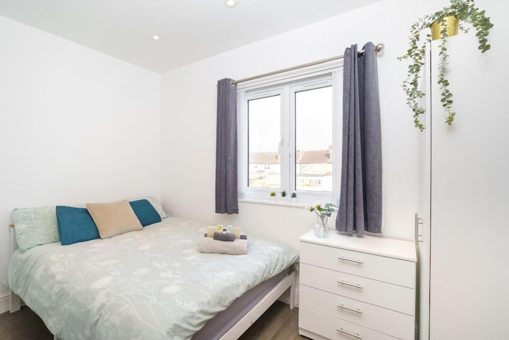 Beautiful 4 Bed Immaculate Condition Refurbished Property Romford Kültér fotó