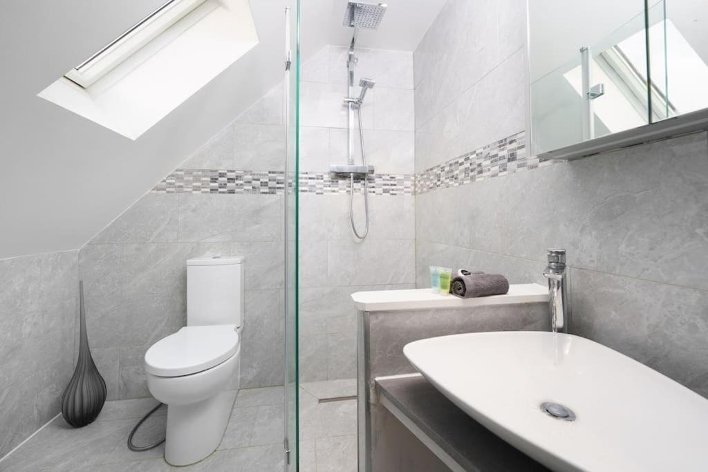 Beautiful 4 Bed Immaculate Condition Refurbished Property Romford Kültér fotó