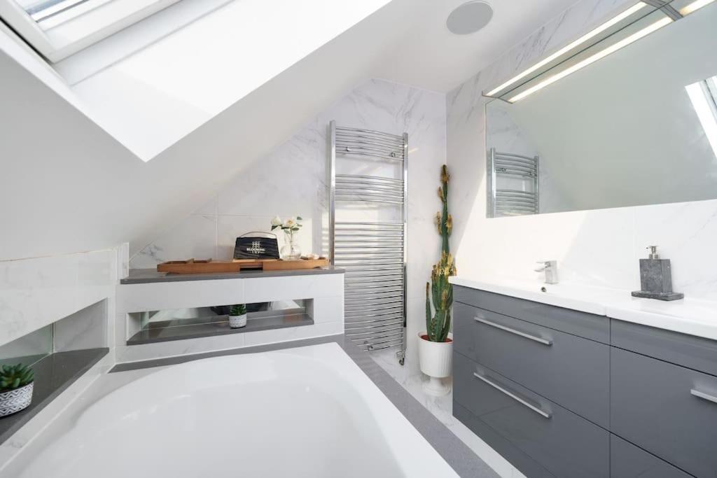 Beautiful 4 Bed Immaculate Condition Refurbished Property Romford Kültér fotó
