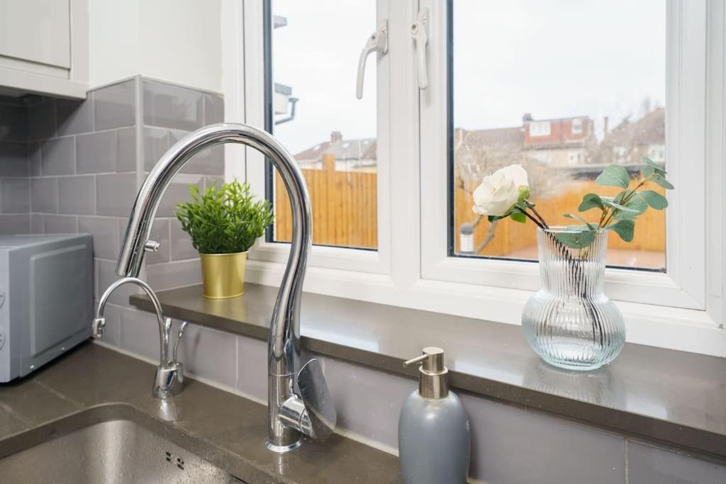 Beautiful 4 Bed Immaculate Condition Refurbished Property Romford Kültér fotó