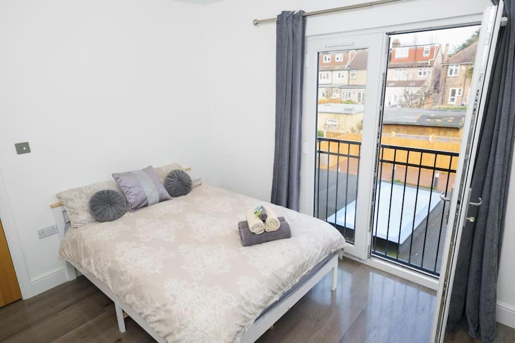 Beautiful 4 Bed Immaculate Condition Refurbished Property Romford Kültér fotó