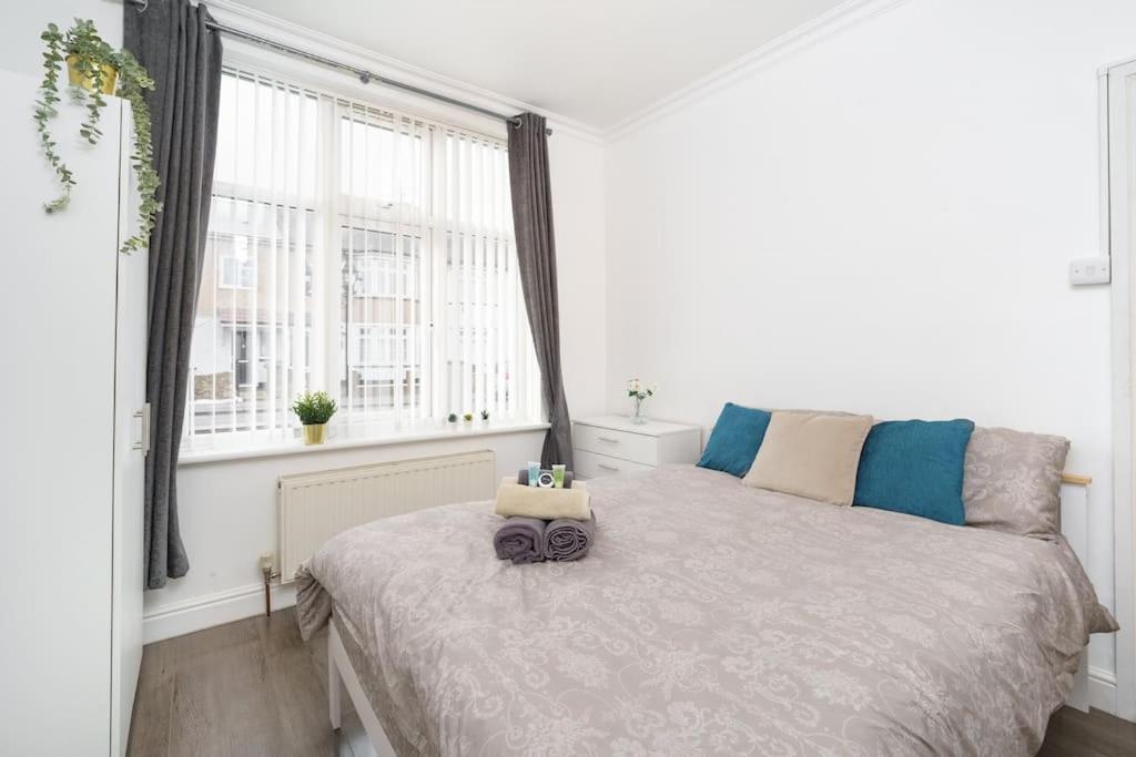 Beautiful 4 Bed Immaculate Condition Refurbished Property Romford Kültér fotó