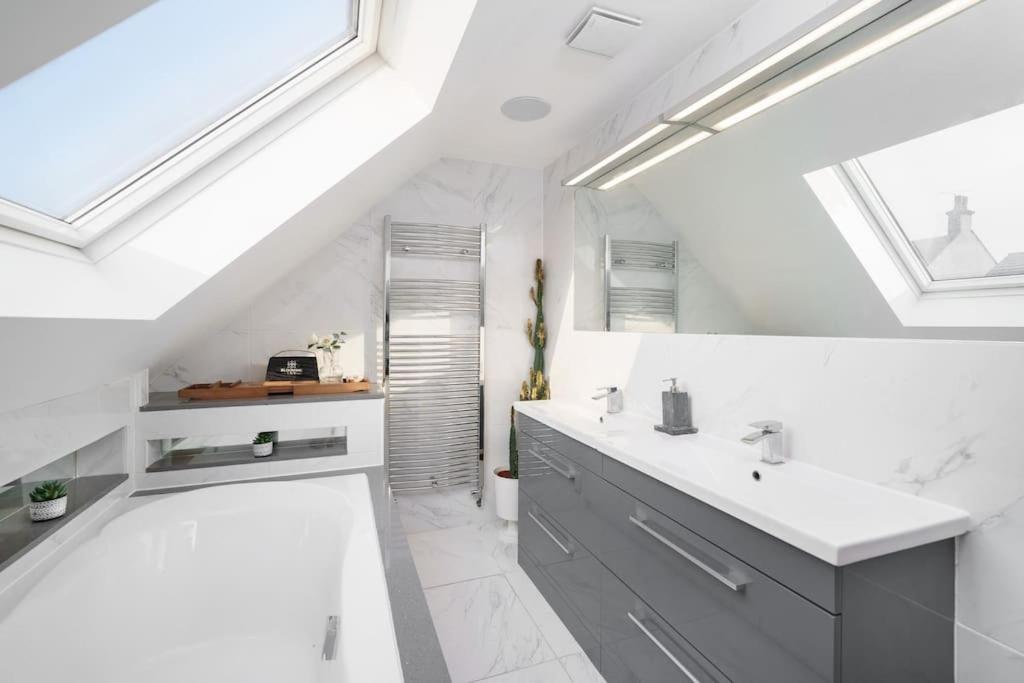 Beautiful 4 Bed Immaculate Condition Refurbished Property Romford Kültér fotó